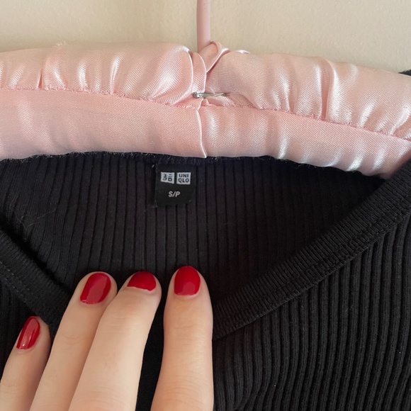 Uniqlo Stretchy Black Crop Top - Picture 2 of 4